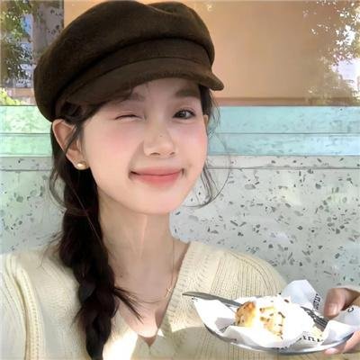 与红色中国人一起看电视